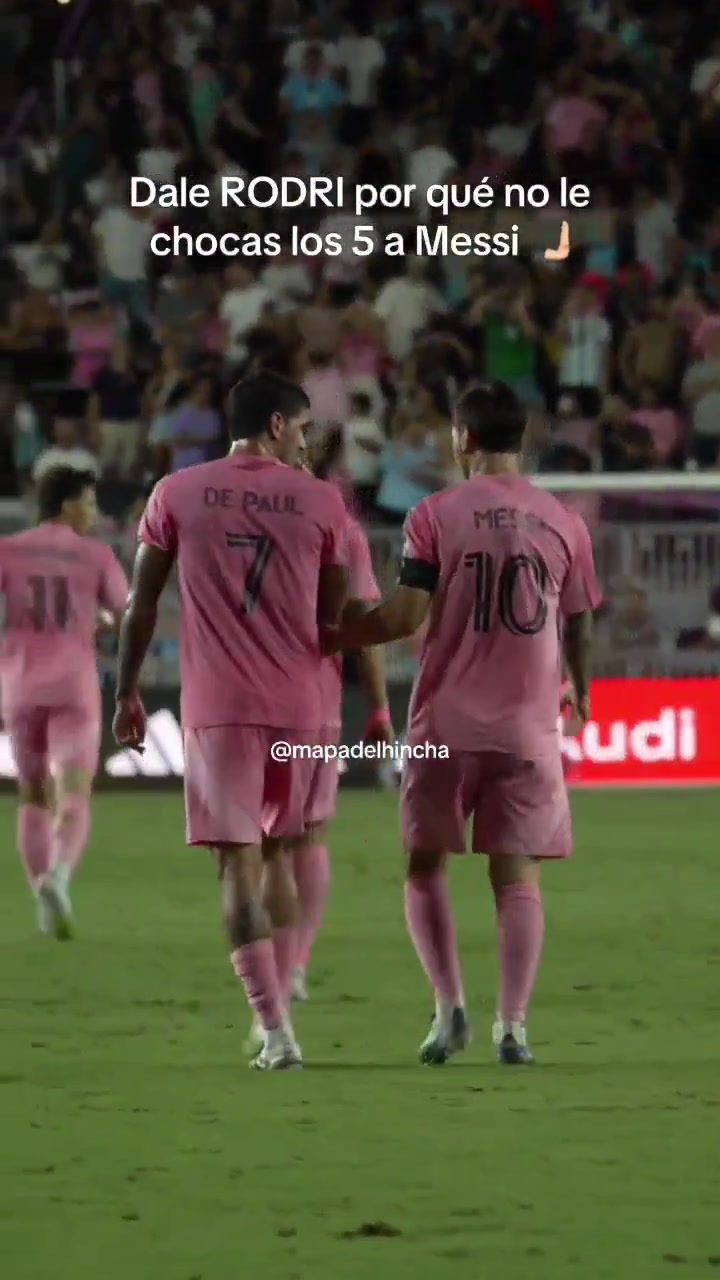 ewc电竞世界杯官网-😳你小子要干啥？梅西想击掌，德保罗与其十指相扣＆被拍屁股