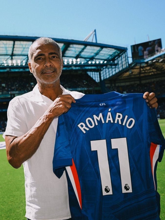 罗马里奥造访斯坦福桥并获赠11号球衣，切尔西官推：足球偶像！