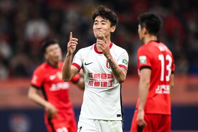 ewc-以硬碰硬掀翻海港！成都蓉城上海滩扬威直追申花