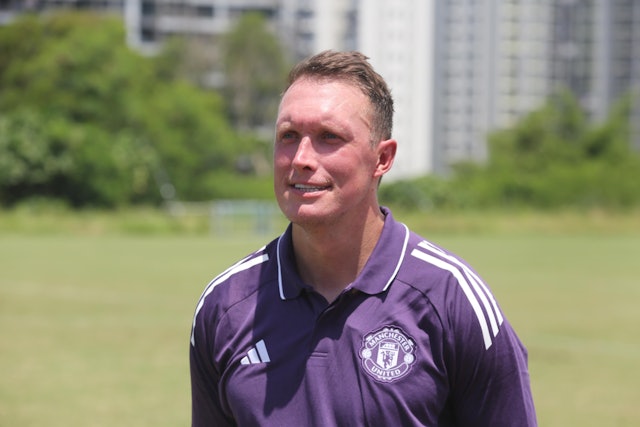 菲尔·琼斯随曼联青年队抵达中国香港，对阵枪手最难忘8-2一役