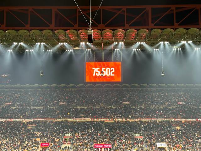 ewc电竞世界杯官网-【现场】催眠大战米兰主动缴械，圣西罗万人嘘丰塞卡