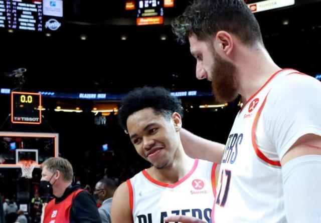 ewc电竞世界杯官网-一夜蜕变!安芬尼·西蒙斯:砍生涯新高送别外公